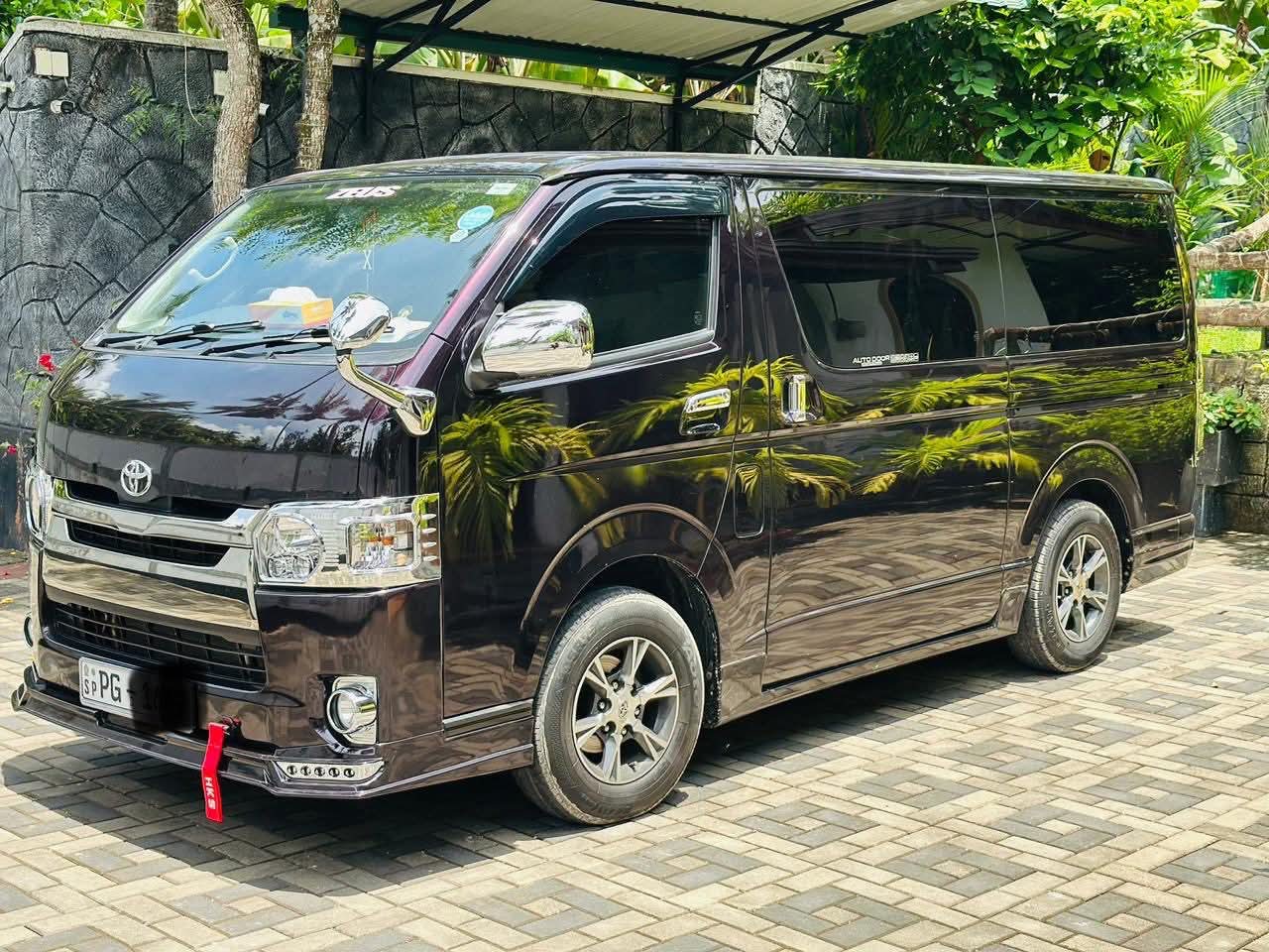 KDH flat roof — Lankenza Tours fleet vehicle in Sri Lanka
